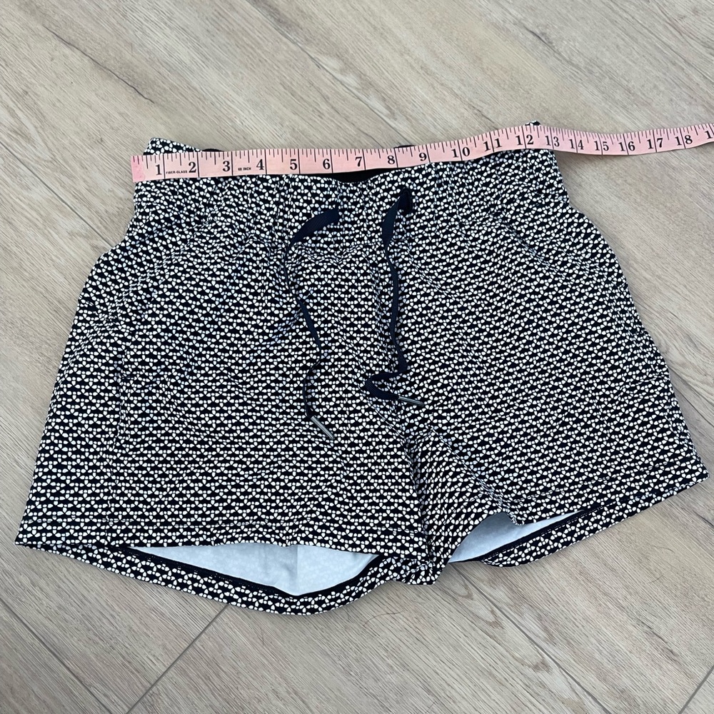 Lululemon On The Fly Short *2.5" Monochromic Black 4 - Picture 5 of 7